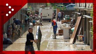 Faenza, i danni dopo l'alluvione: abitanti cercano di salvare il salvabile