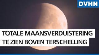 Een maansverduistering boven de Brandaris op Terschelling