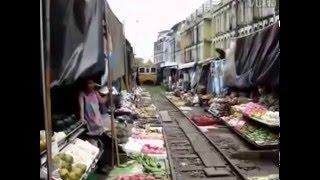 Железная дорога на рынке в Индии. Train track Veggie Market