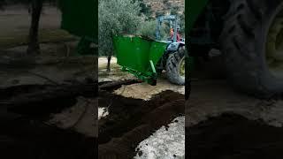 Esparcido de abono orgánico en olivar