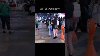 강남 클럽에선 언제나 줄을 서네요 You're always in line at the Gangnam club SEOUL/KOREA/JUST WALK