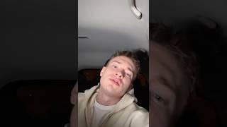 Ты льешь слезы у бара 