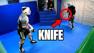 6 Martial Artists Locked with a Knife Attacker