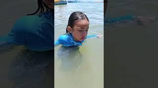 Ketika Papa Ara Kaget Dedek Muntah Tenggelam Kna Ombak Pantai Sanur. Jangan Suka Berenang Yg Dalam 