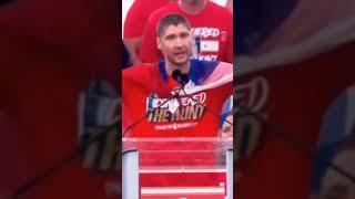 Российский хоккеист Сергей Бобровский вышел с русским триколором на чемпионском параде НХЛ в США