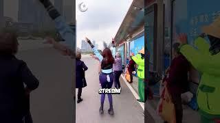 Çin'de Bu KIZLAR Otobüs Şoförleri İçin DANS Ediyor 