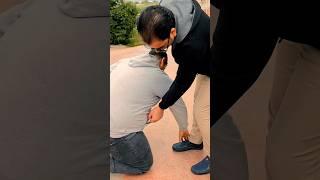 #شاهد  رجل يساعد شاب مسكين