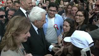 Mattarella saluta la cittadinanza nei giardini del Quirinale