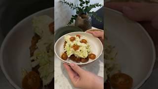 Хрустящая курочка с шапкой из цезаря #рецепты #курицанасковороде #ужин  #быстрыйужин #ужиндлямужа