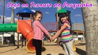 Sofia e Duda brincam de Caça ao Tesouro no Parquinho Infantil