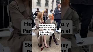 Hayley Williams saludando a Paris Jackson en el show del Stella McCartney Primavera 2025