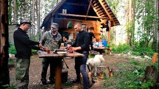 Живём в тайге. Как три блогера, и два обычных, баню в лесу строили. Стены растут  под Устаевку.