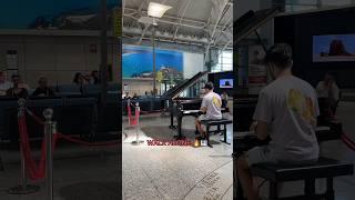 Mi fingo un pianista principiante in aeroporto quasi finito male #prank #divertente #piano