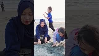 Duduk santai di tepi pantai #shorts #trending #viral #shortvideo #shortsvideo #ytshorts #vlog #fyp