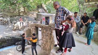 Fun for happiness: the concern of the shopkeeper's son in fun to pay off debts