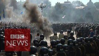 Ukraine: Police and protesters hurt in Kiev clashes over autonomy deal - BBC News