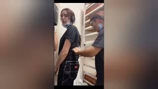 La retan a recibir un calzon chino durante su turno en mcdonald's (wedgie)