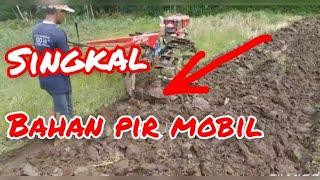 singkal bahan pir mobil sedang di pakai untuk membajak || 밭을 갈고 있는 2륜 트랙터