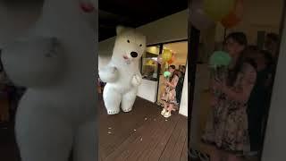 Белый Мишка поздравил С днём рождения  #праздник #деньрождения #поздравление #медведь #танцы #топ