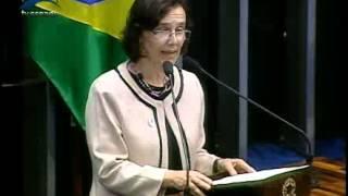 Juliana Fonseca, dos Focolares no Brasil, lê mensagem da pres. mundial da organização, Maria Voce