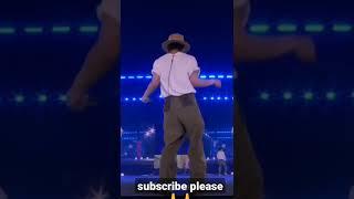 Taehyung shaking his Ass on stage Plus JUNGKOOK reaction 