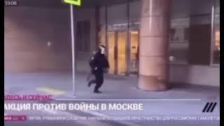 Майдан по-русски. Один полицейский с палкой гонит целую толпу протестующих