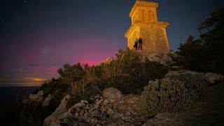 Les aurores boreals tenyeixen de vermell el cel de les illes