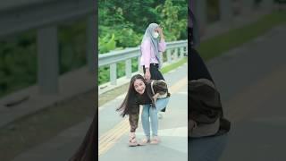 wanita cantik lucu banget sandalnya diambil bikin ngakak hahahha