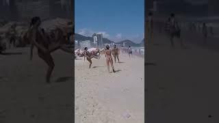 Fútbol playero femenino en las playas de Copacabana, Río de Janeiro, Brasil 