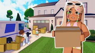  MOVING into our NEW HOUSE on Berry Avenue | Roblox Roleplay