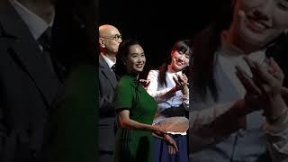 武汉琴台大剧院，朱茵版《驴得水》震撼上演！她将张一曼的挣扎与倔强演绎得淋漓尽致，谢幕后掌声雷动，令人动容。#武汉琴台大剧院 #朱茵 #驴得水 #谢幕