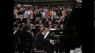 Vladimir Krainev plays Rachmaninov Concerto No.2