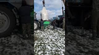 Внесение гранулированного куриного помёта по мёрзлоталому аграриями Запорожья