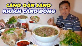 Nóng hổi tô phở tái vè giòn thêm phần xí quách to đùng tại tiệm phở bán gần tới sáng khách càng đông