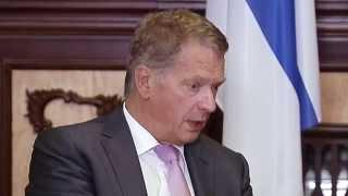 Finnish President Sauli Niinisto talks to Ukrainian President Petro Poroshenko