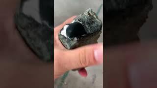 这就是皮壳紧，自然脱沙的翡翠原石，大家好，我叫龍金義，聯繫方式LINE/ID或微信:Long125chun #翡翠#翡翠原石#翡翠直播#玉#墨翠#翡翠手镯#翡翠代购#翡翠賭石#翡翠玉石#緬甸翡翠