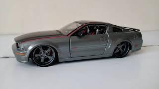 Maisto PRO RODZ , 1/24 scale , 2008 Ford Mustang AV8R .