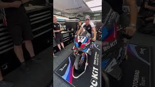 Toprak Razgatlıoğlu Sakatlık Sonrası BMW M1000RR’a İlk Biniş! Motorda Neden 37 Yazıyor Hatırlayan?