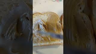 How to make a good peanut butter and jam sandwich