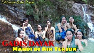 Gadis Dayak Mandi di Air Terjun air nya jernih banget