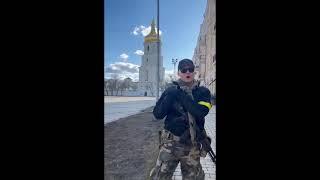 Andriy Khlyvnyuk sings in the square of Kyiv