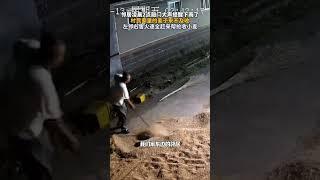 邻居凌晨2点敲门大声提醒下雨了，村民家里的麦子来不及收，左邻右舍火速全赶来帮抢收小麦，“很感动，非常感谢他们的帮助” #农村生活 #邻居