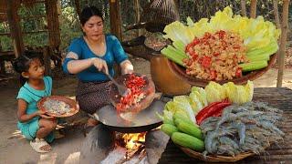 Survival in forest- Yummy! Cooking Shrimp recipe- Stir fry shrimp with chili for lunch