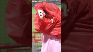 多慧真的很不會穿雨衣XD差點忍不住想去幫她穿雨衣了 @lee_dahye #李多慧 #이다혜 #啦啦隊 #cheerleader #棒球 #baseball #台湾野球チア #台湾野球 #치어리더