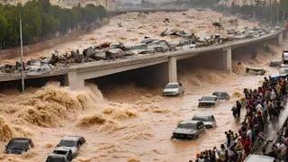 ¡DESASTRE DE INUNDACIÓN EN VALENCIA! ¡Puente se derrumba bajo el agua en España!