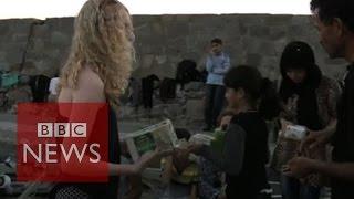 Lesbos: Tourists give food to refugees on Greek island - BBC News