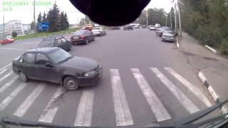 Водитель иномарки решил проехать наперерез встречным авто по пешеходному переходу Великий Новг