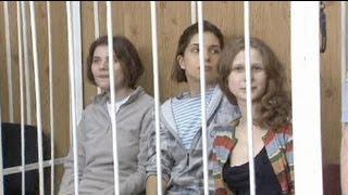 Участницы Pussy Riot проведут под стражей еще 6 месяцев