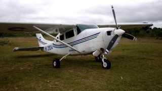 Avioneta Cessna despegando desde un pueblo indígena del Vaupés