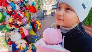 Alice CHOOSE A GIFT for Alice's reborn doll!